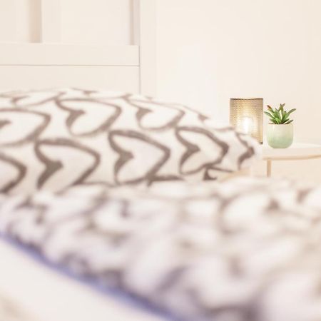 Tm Aparts Ντόρτμουντ Εξωτερικό φωτογραφία A bed with a throw