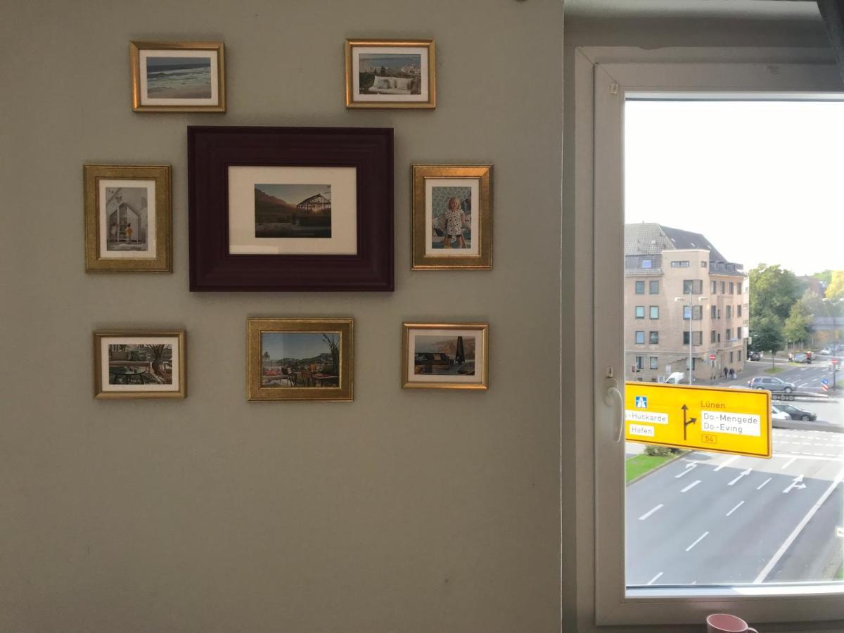 Tm Aparts Ντόρτμουντ Εξωτερικό φωτογραφία A window with a yellow sticker