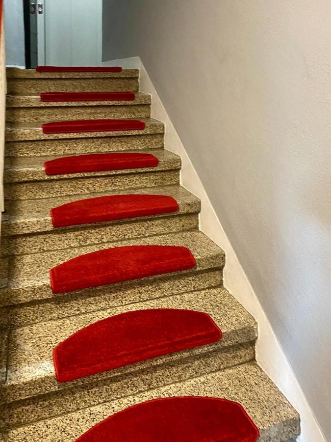 Tm Aparts Ντόρτμουντ Εξωτερικό φωτογραφία Carpet on a staircase