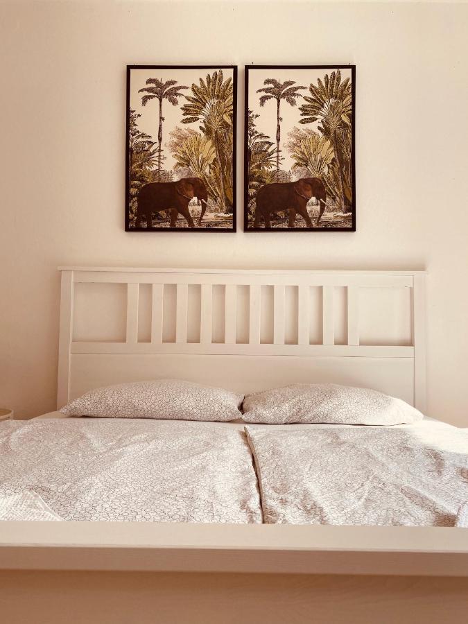 Tm Aparts Ντόρτμουντ Εξωτερικό φωτογραφία A bed with a headboard
