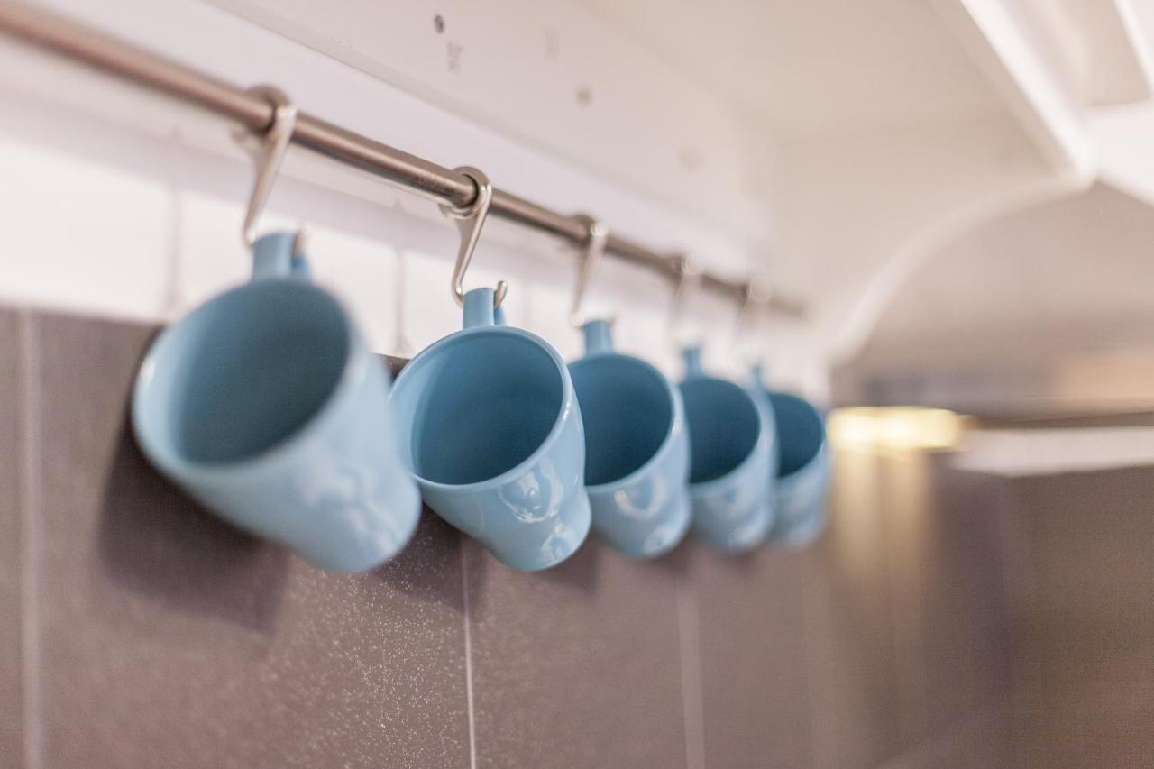 Tm Aparts Ντόρτμουντ Εξωτερικό φωτογραφία Mugs hanging on a rail