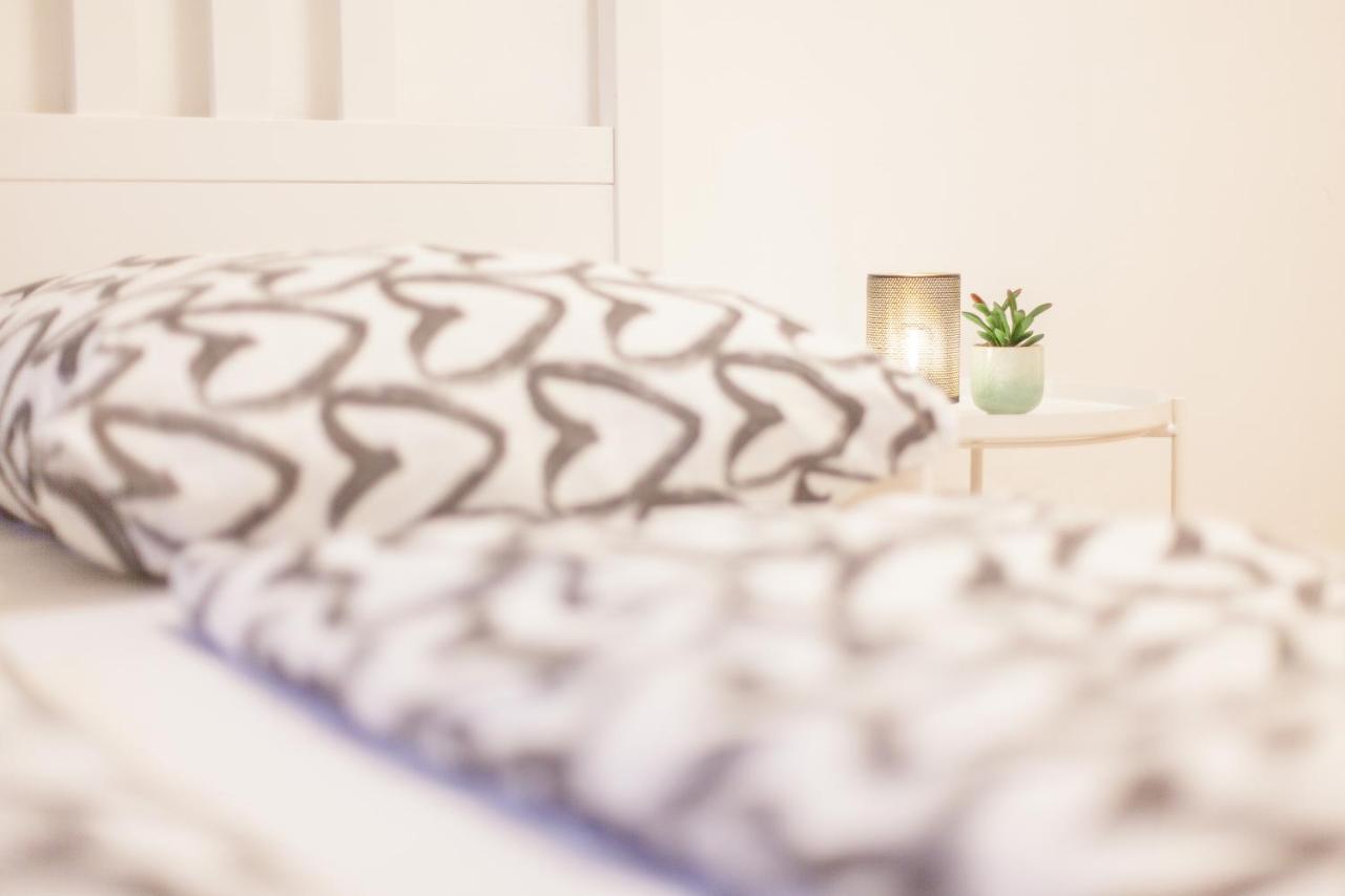 Tm Aparts Ντόρτμουντ Εξωτερικό φωτογραφία A bed with a throw